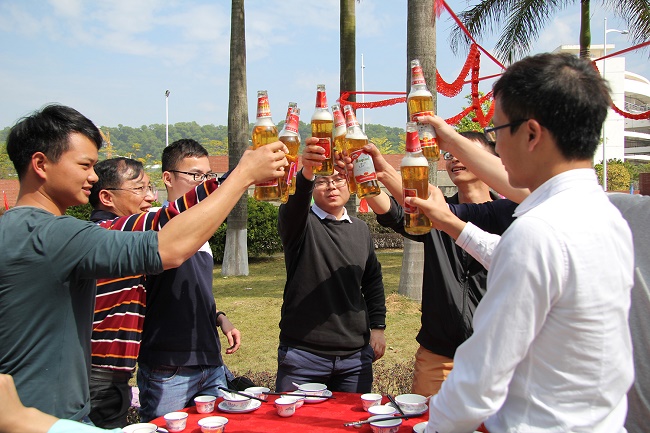 歡聚一堂，把酒言歡